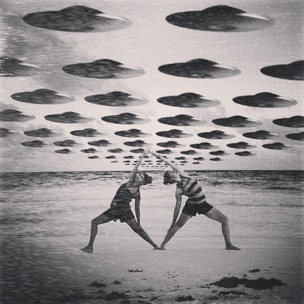 massive UFO invasion while girls do yoga at Tulum 20-12-12 @roixes2012 beach2012 @roixes2012